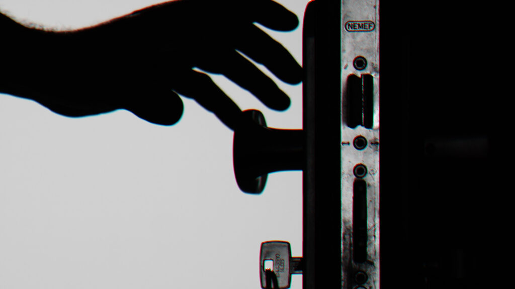 Can someone break into a deadbolt lock?